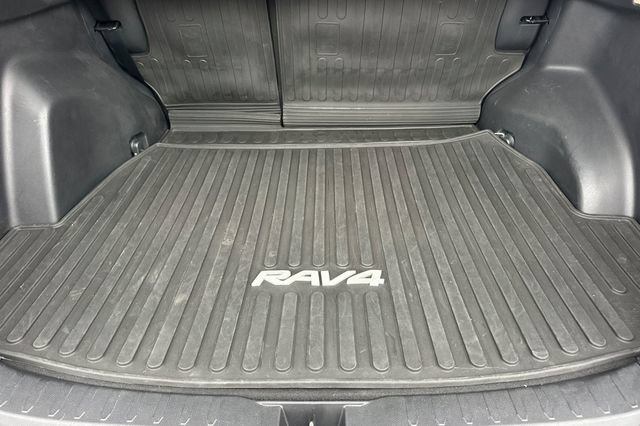 Used 2021 Toyota RAV4 XLE w/ Convenience Package FWD image 17