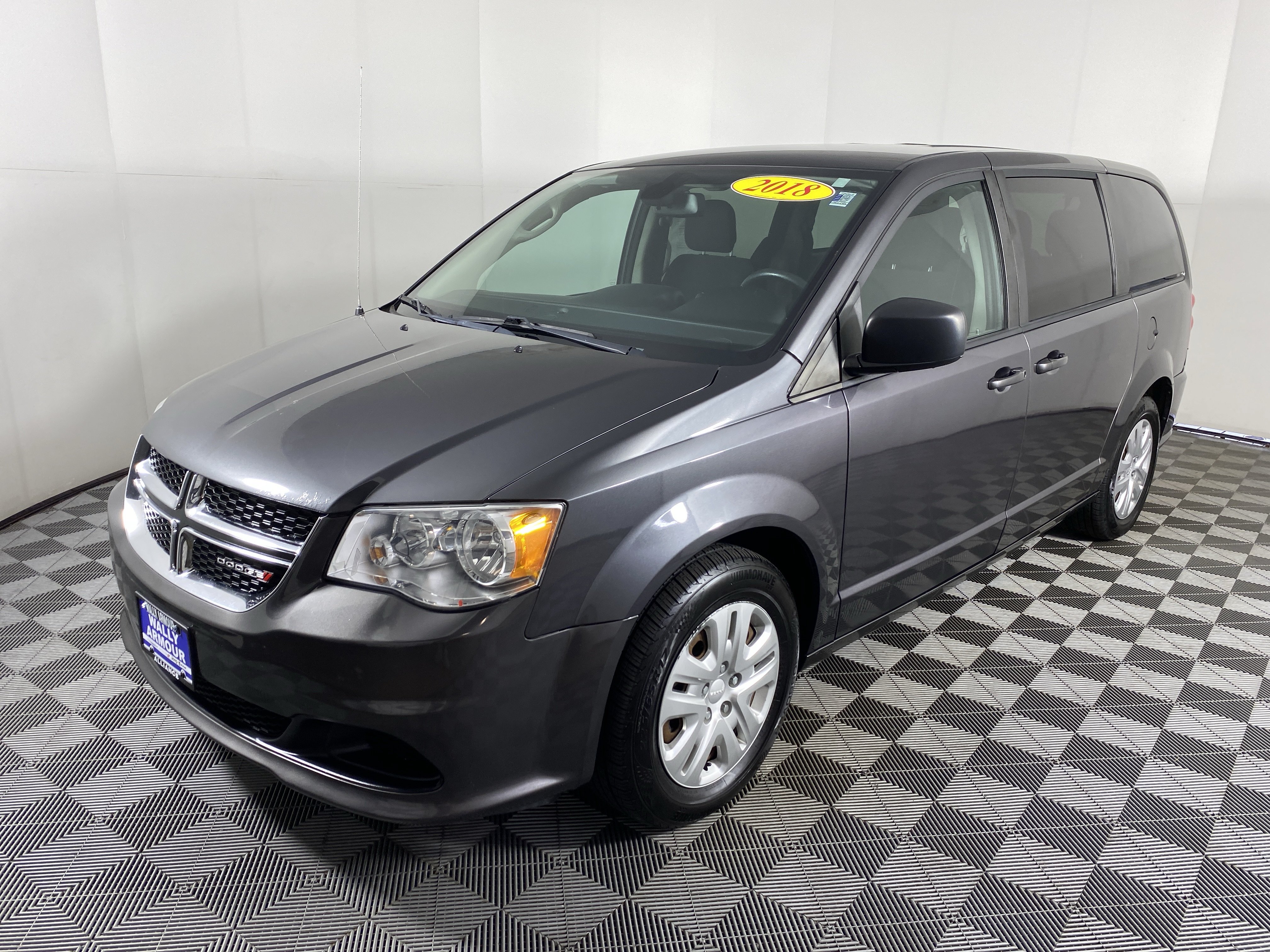 Used 2018 Dodge Grand Caravan SE w/ UConnect Hands-Free Group FWD image 9
