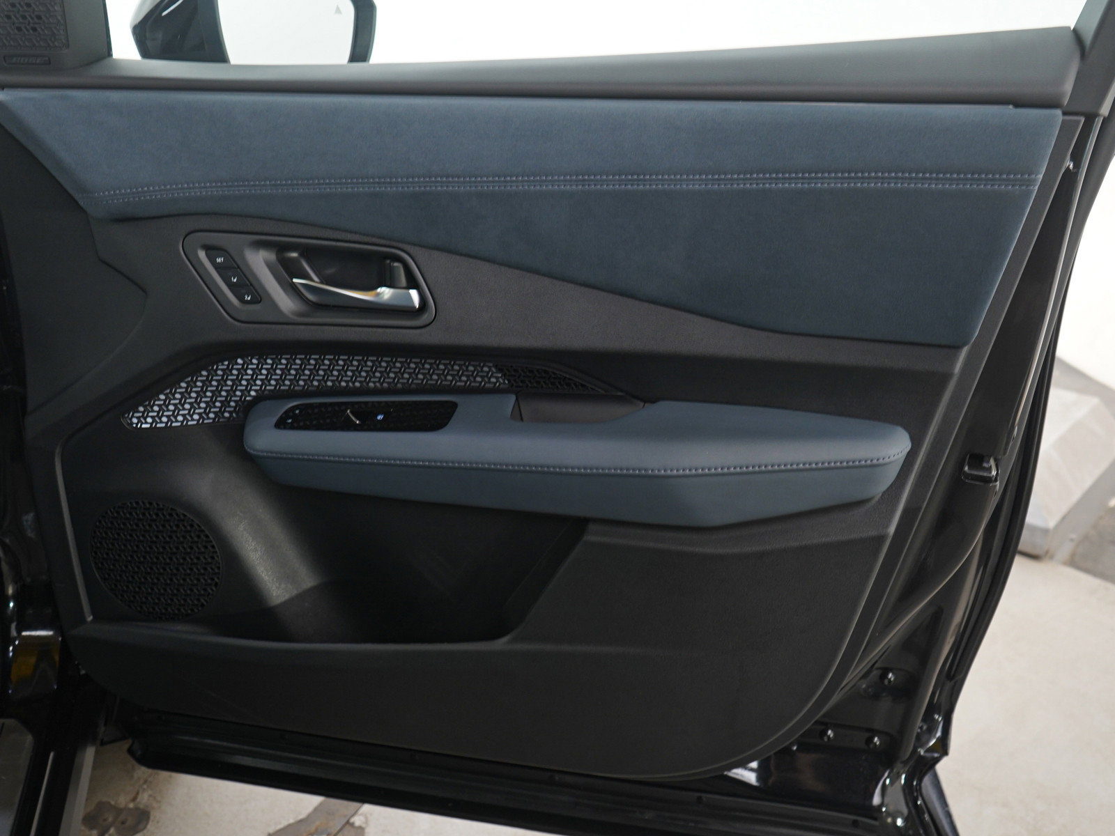 Used 2024 Nissan Ariya AWD image 12