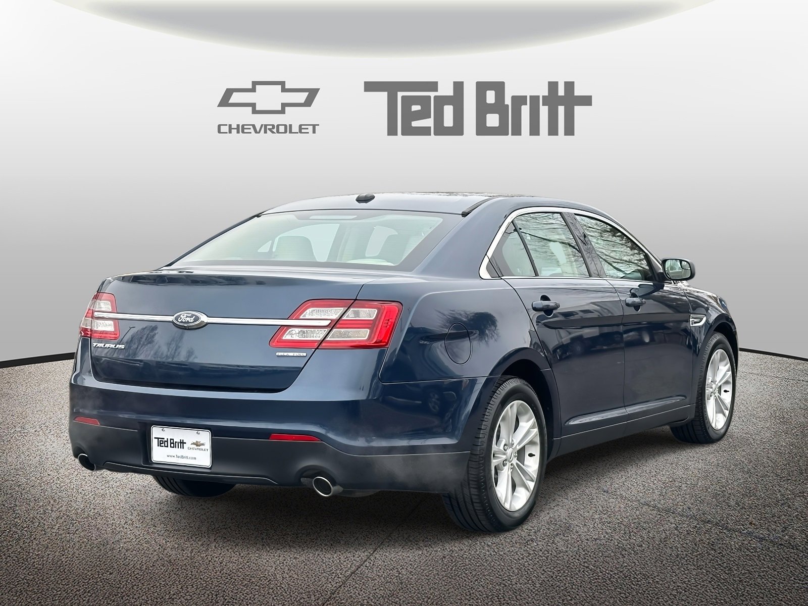 Used 2017 Ford Taurus SE image 4