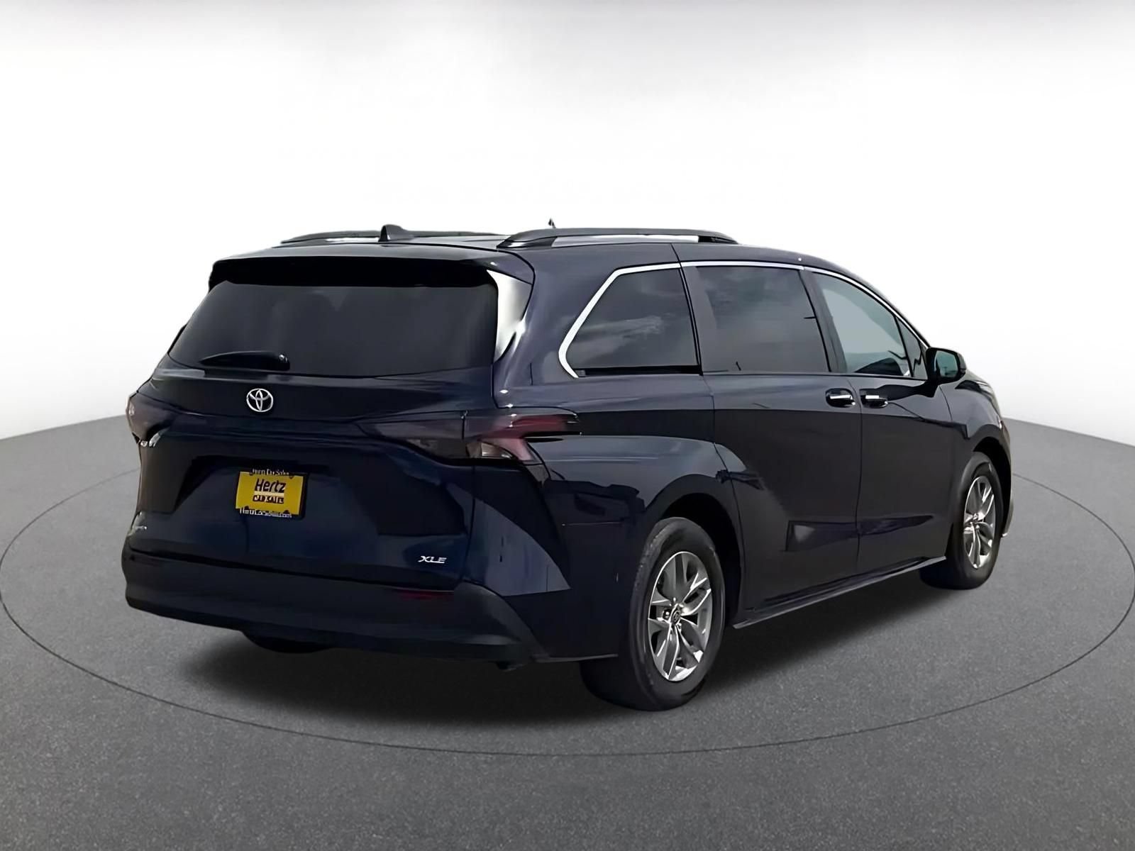 Used 2025 Toyota Sienna XLE FWD image 13
