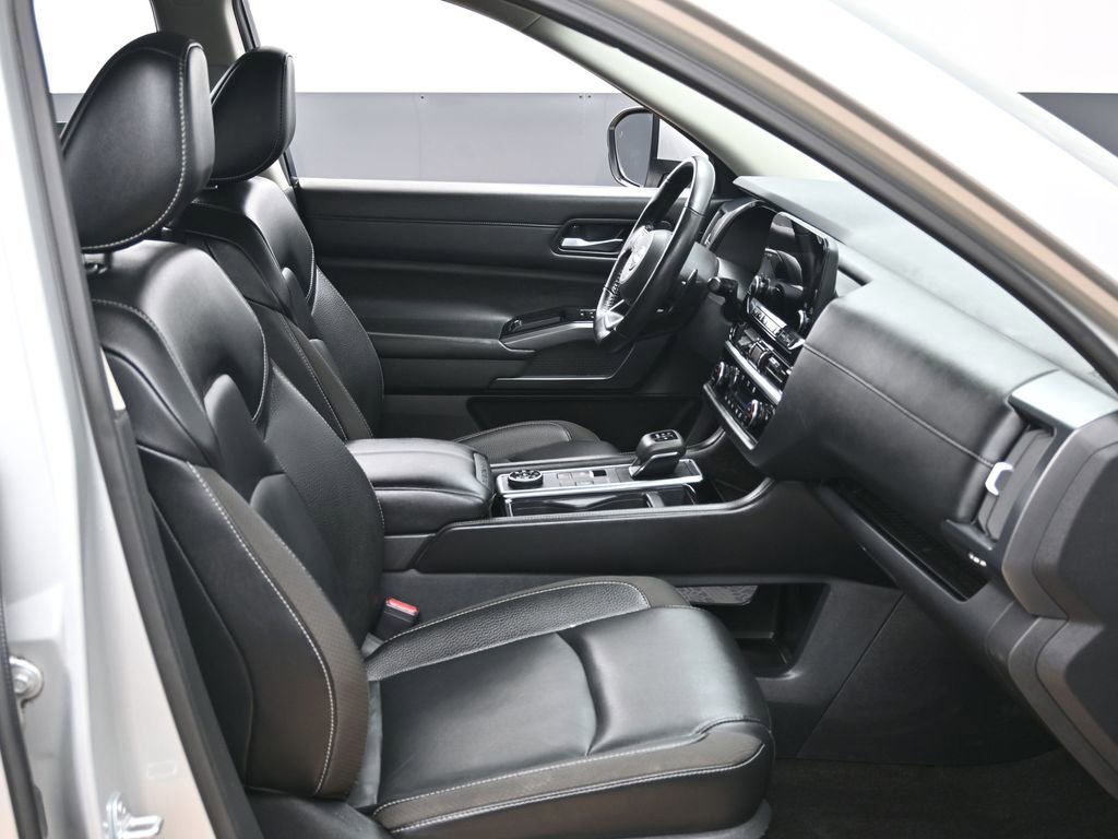 Used 2023 Nissan Pathfinder SL w/ Black Appearance Package image 39