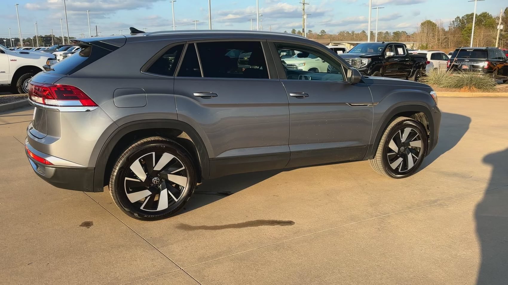 Used 2025 Volkswagen Atlas Cross Sport SE FWD image 9