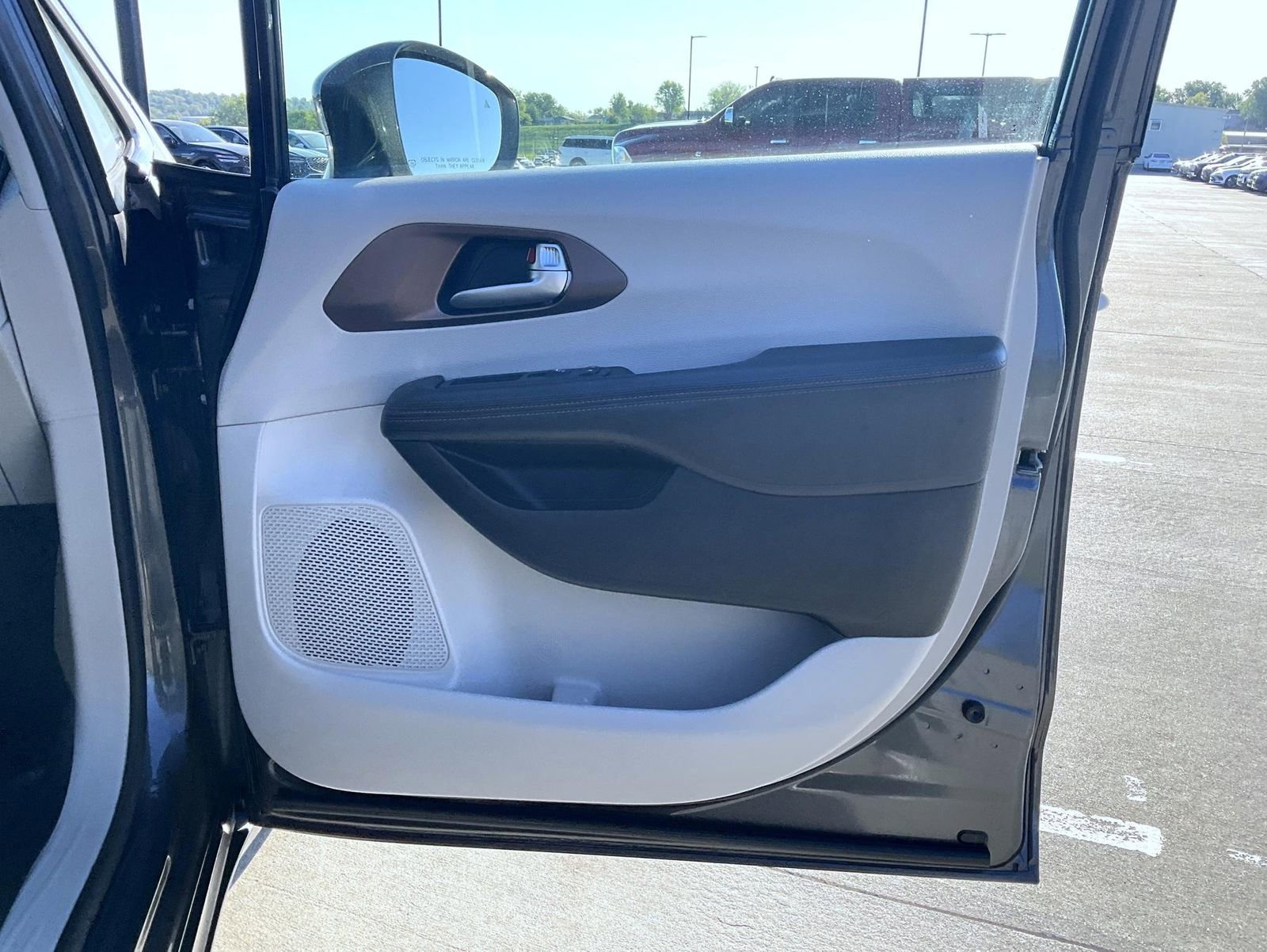 Used 2018 Chrysler Pacifica Touring-L Plus FWD image 17