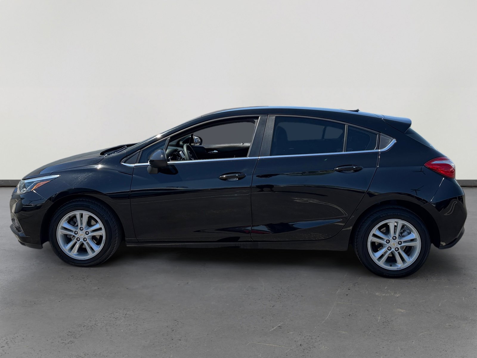 Used 2018 Chevrolet Cruze LT w/ Convenience Package image 2