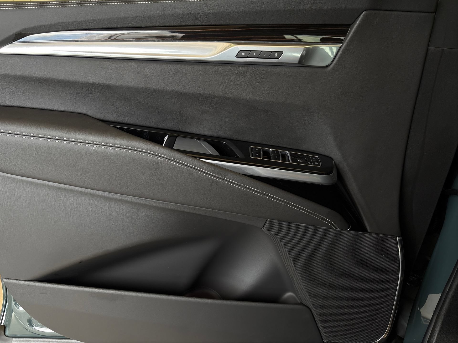 New 2026 Cadillac Escalade ESV Luxury AWD/4WD image 20