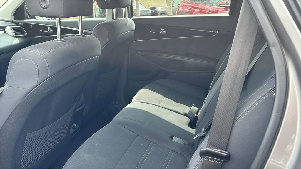 Used 2019 Kia Sorento LX image 30
