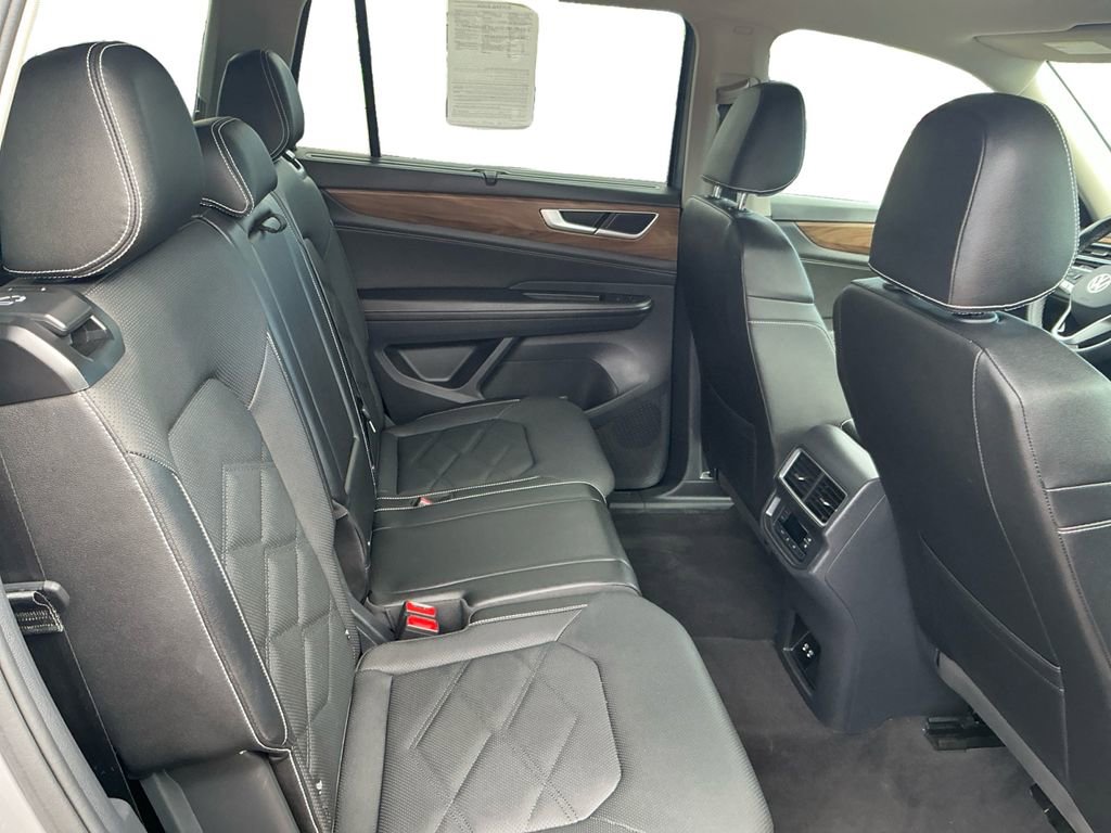 Used 2025 Volkswagen Atlas SE image 16