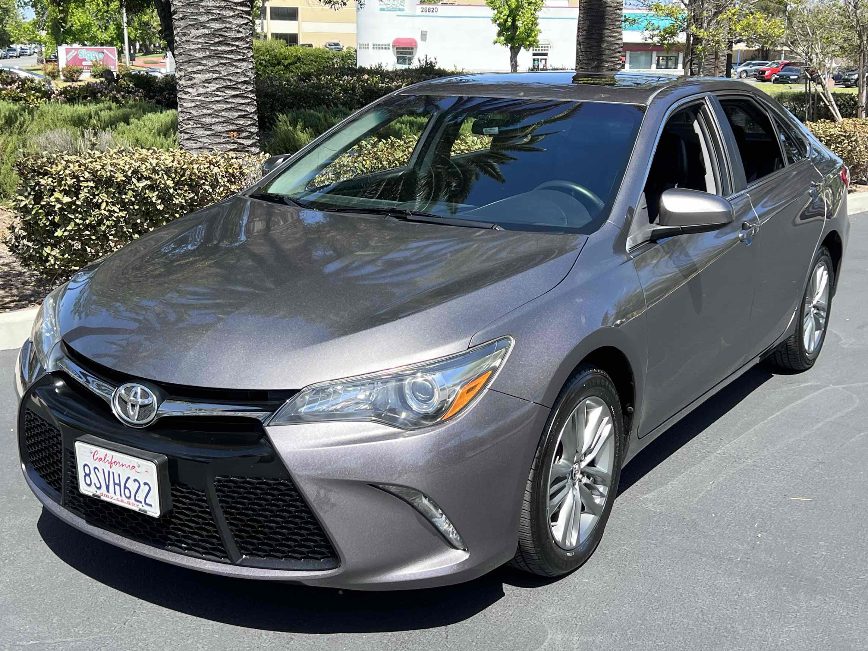 Used 2017 Toyota Camry SE w/ Moonroof Package FWD image 18