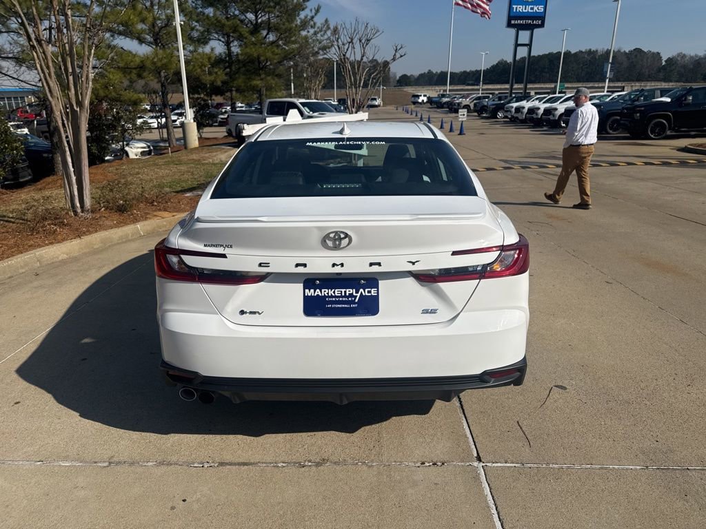 Used 2025 Toyota Camry SE image 4