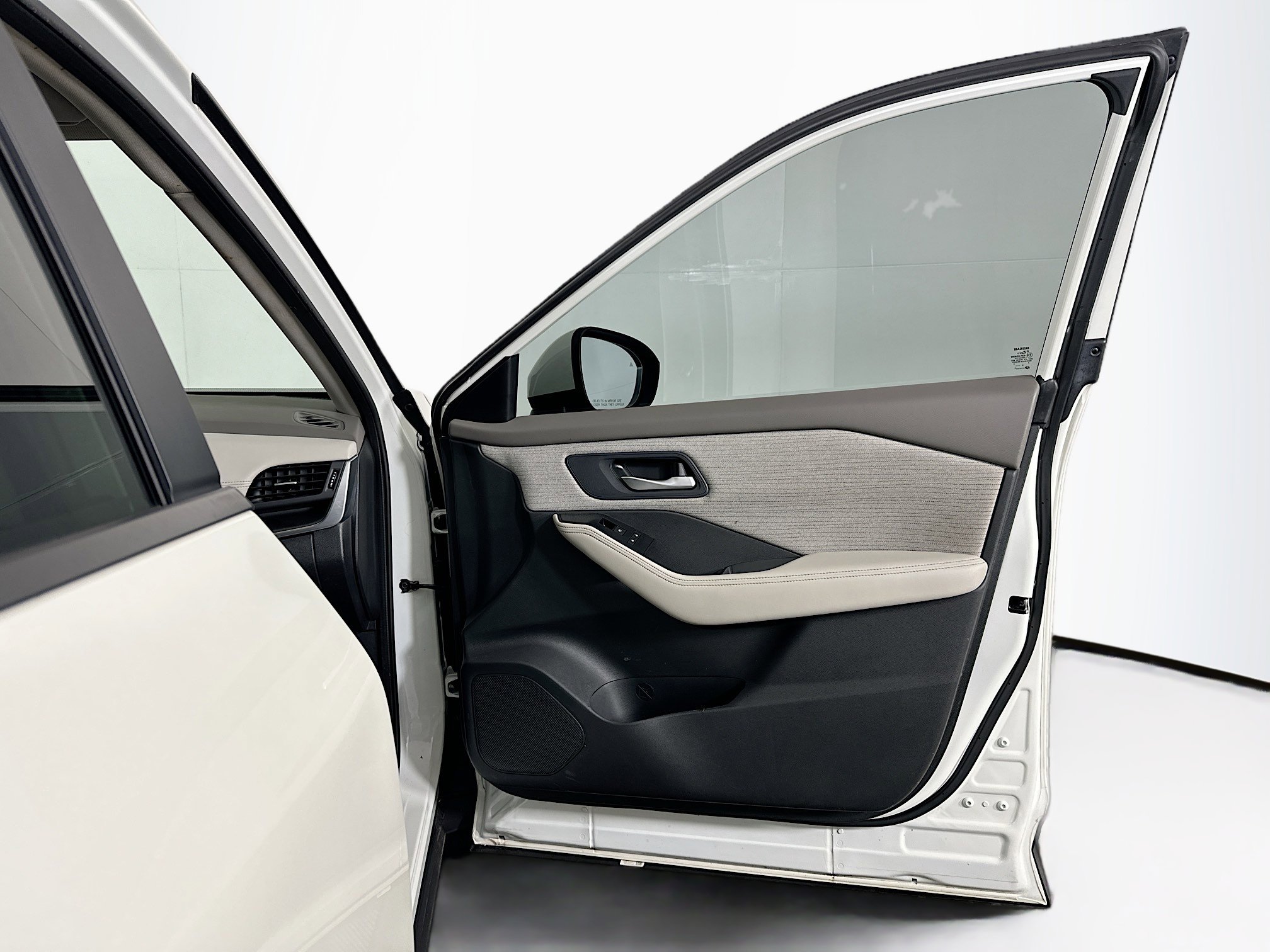 Used 2023 Nissan Rogue SV image 31