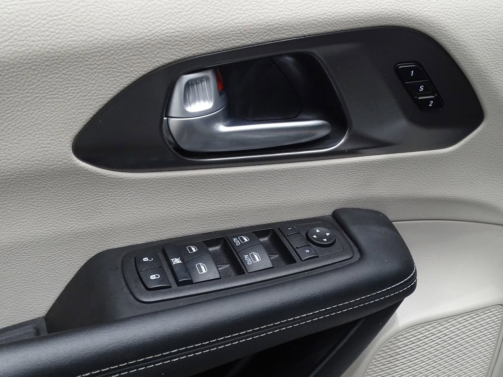 Used 2024 Chrysler Pacifica Touring-L image 22