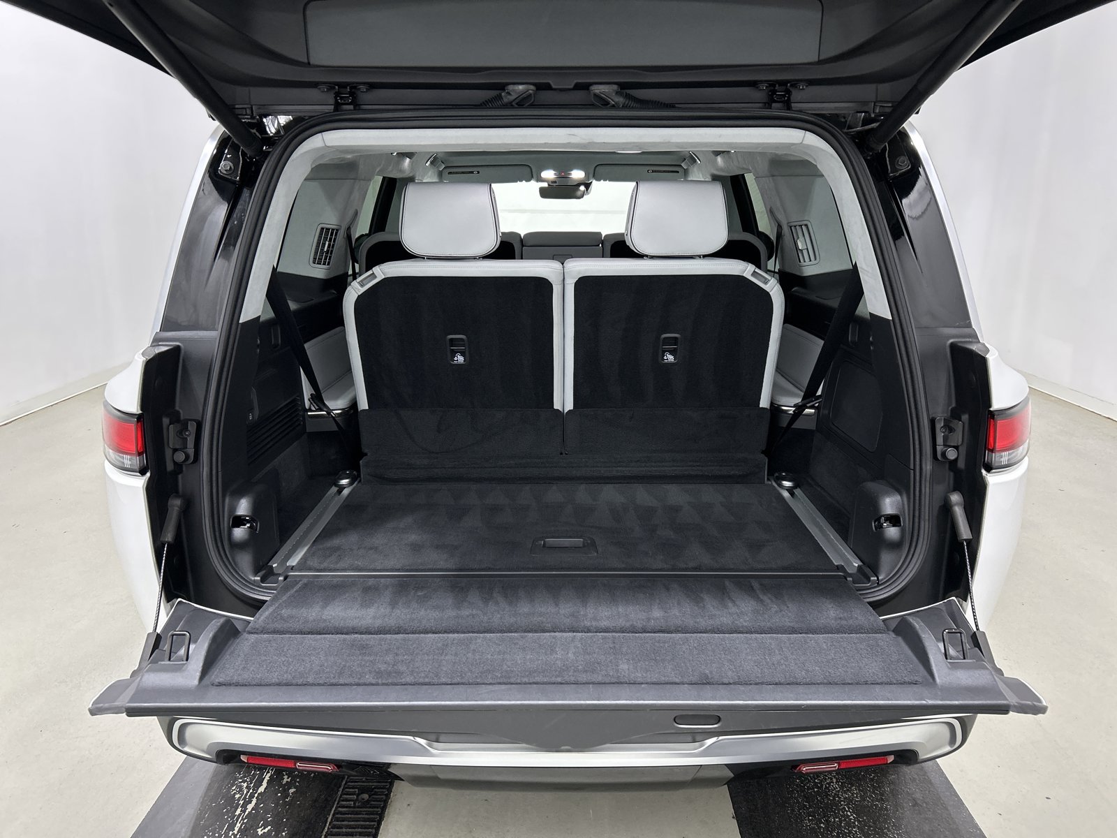 Used 2023 Rivian R1S Adventure AWD/4WD image 15