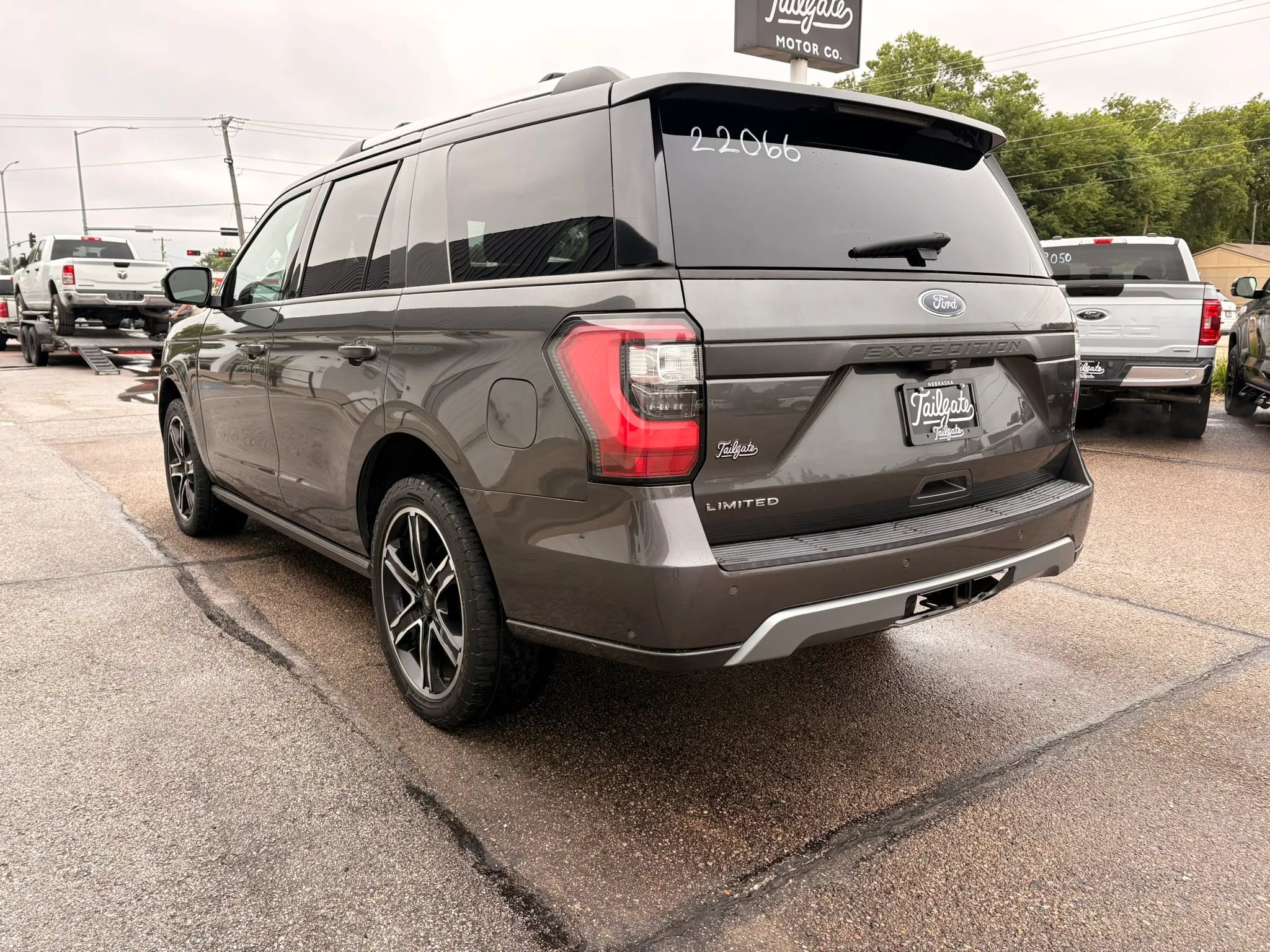 Used 2019 Ford Expedition Limited w/ Special Edition Package AWD/4WD image 5