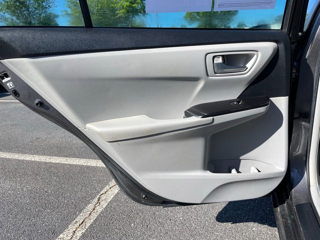 Used 2016 Toyota Camry LE image 37