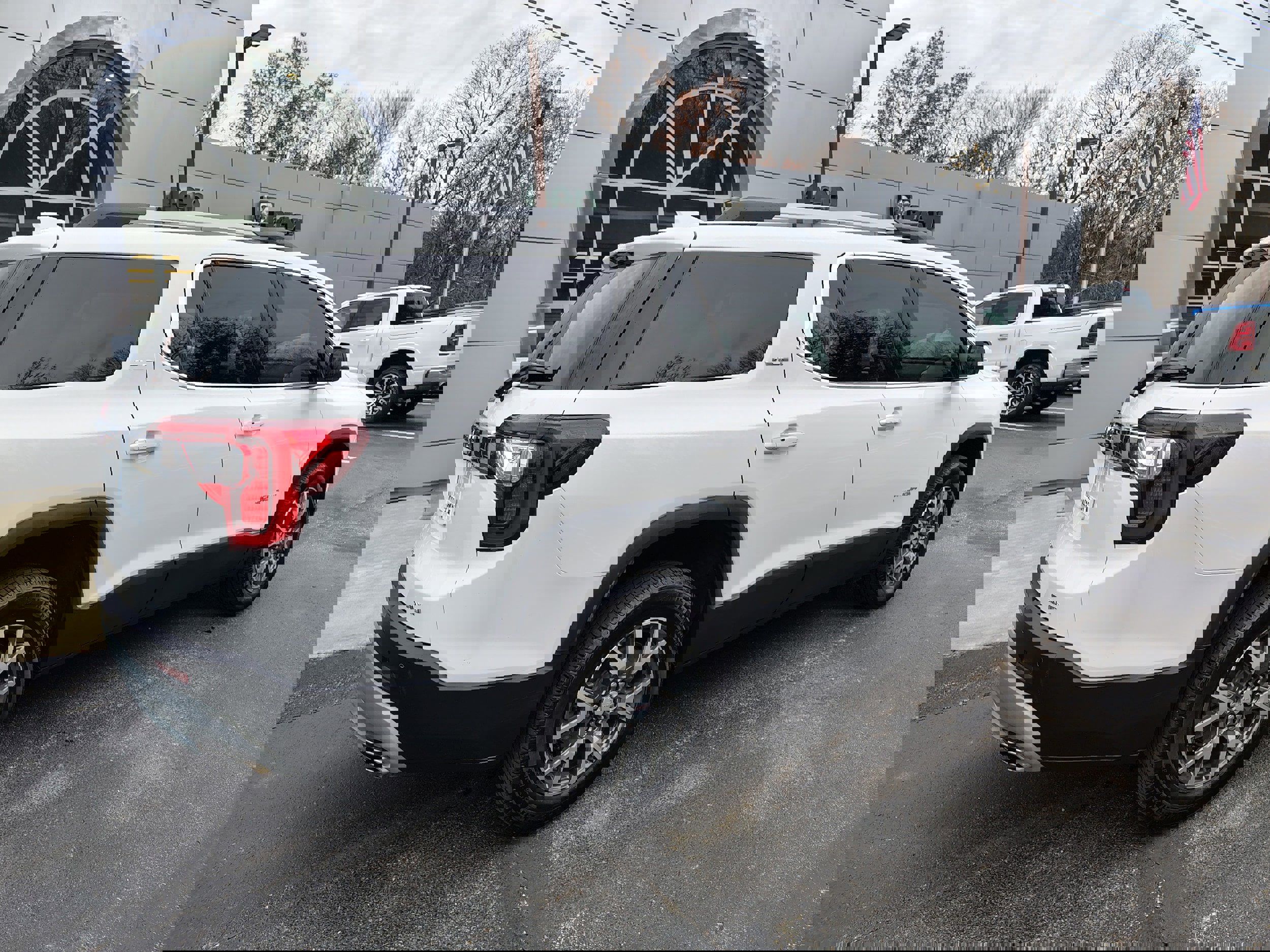 Used 2023 GMC Acadia SLE w/ Driver Convenience Package image 11