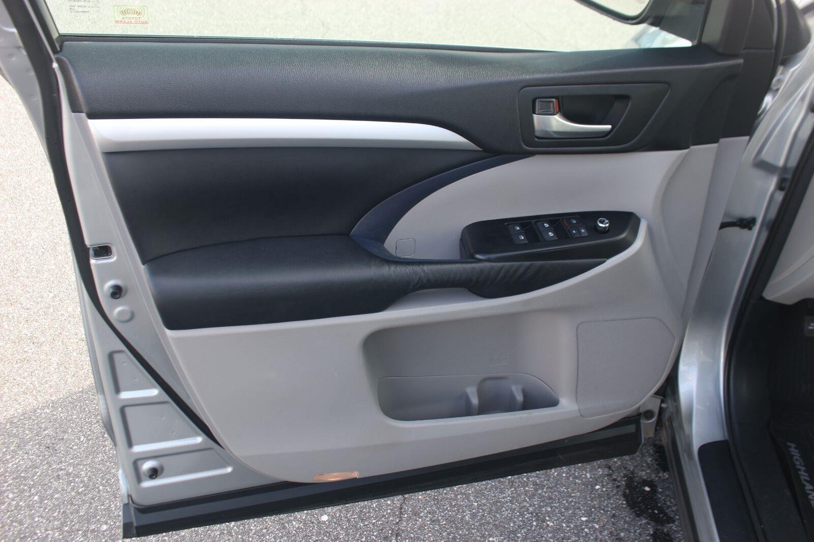 Used 2015 Toyota Highlander XLE FWD image 12