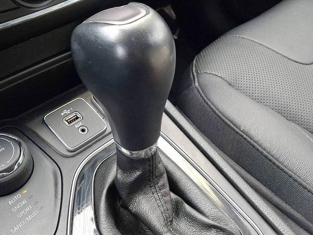 Used 2020 Jeep Cherokee Limited image 30