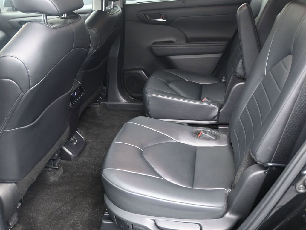 Used 2024 Toyota Highlander XLE image 13