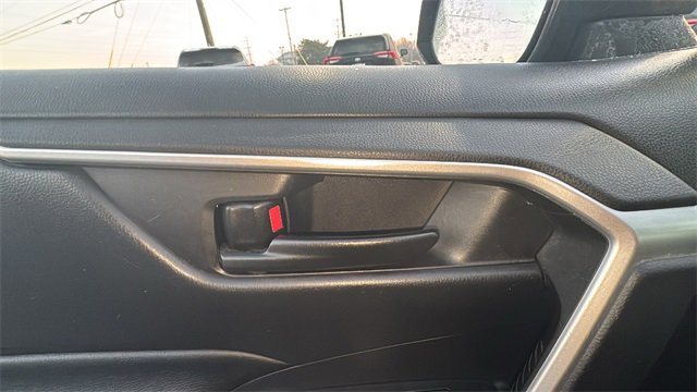 Used 2019 Toyota RAV4 LE image 11