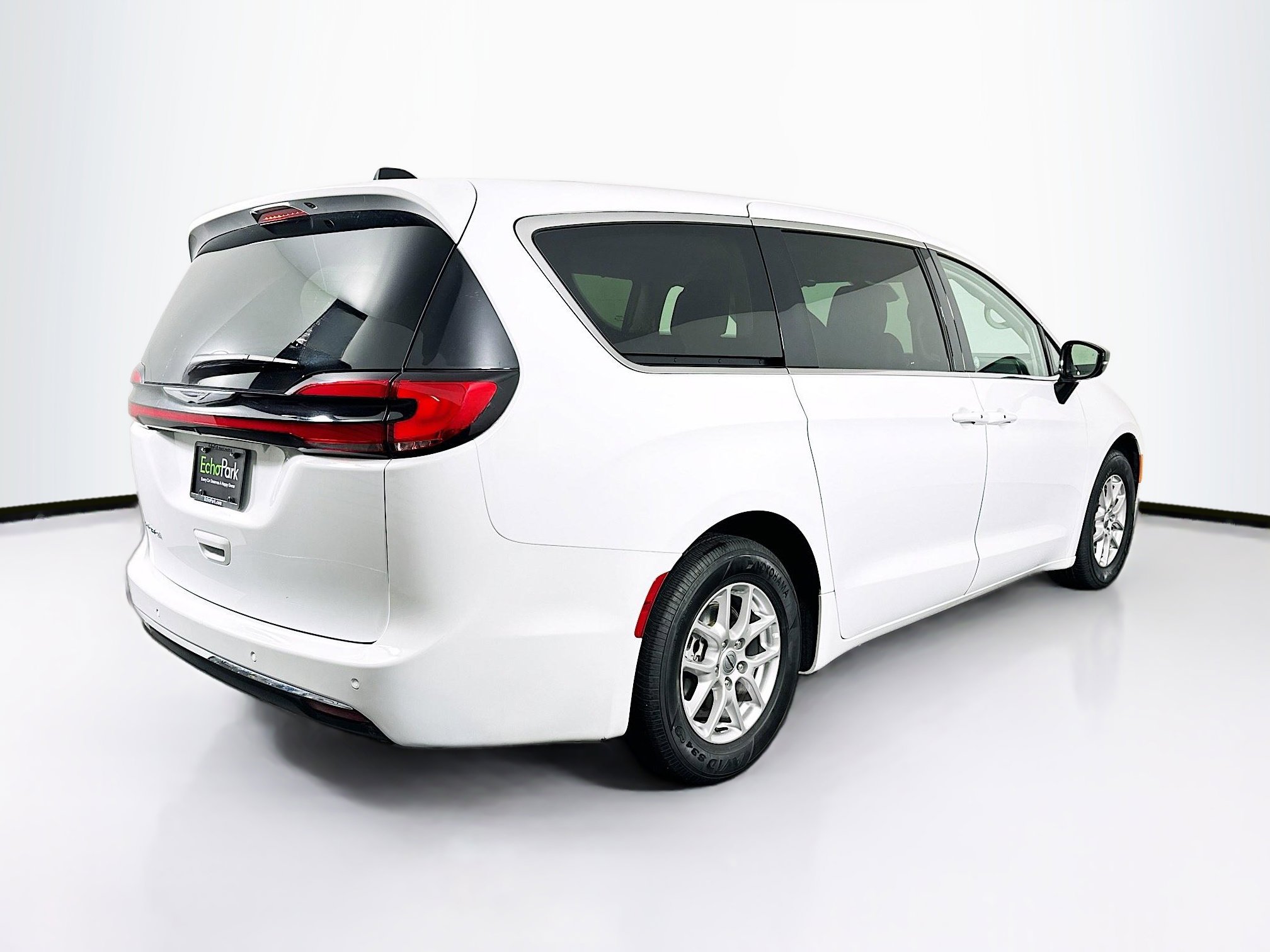 Used 2024 Chrysler Pacifica Touring-L image 9