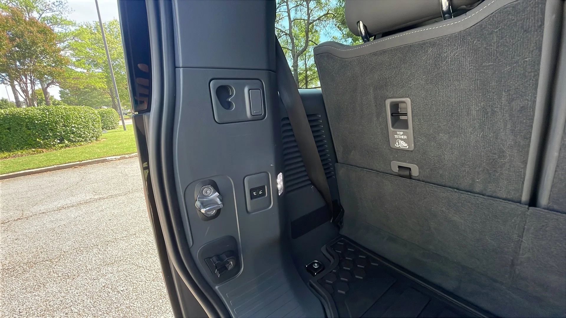 Used 2023 Land Rover Defender 130 X-Dynamic SE image 15