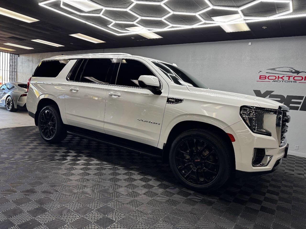 Used 2023 GMC Yukon XL SLE image 1