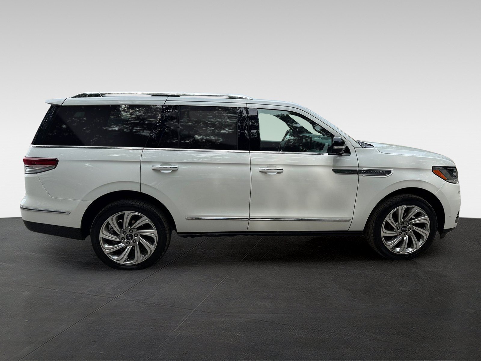 Used 2024 Lincoln Navigator Premiere AWD/4WD image 6