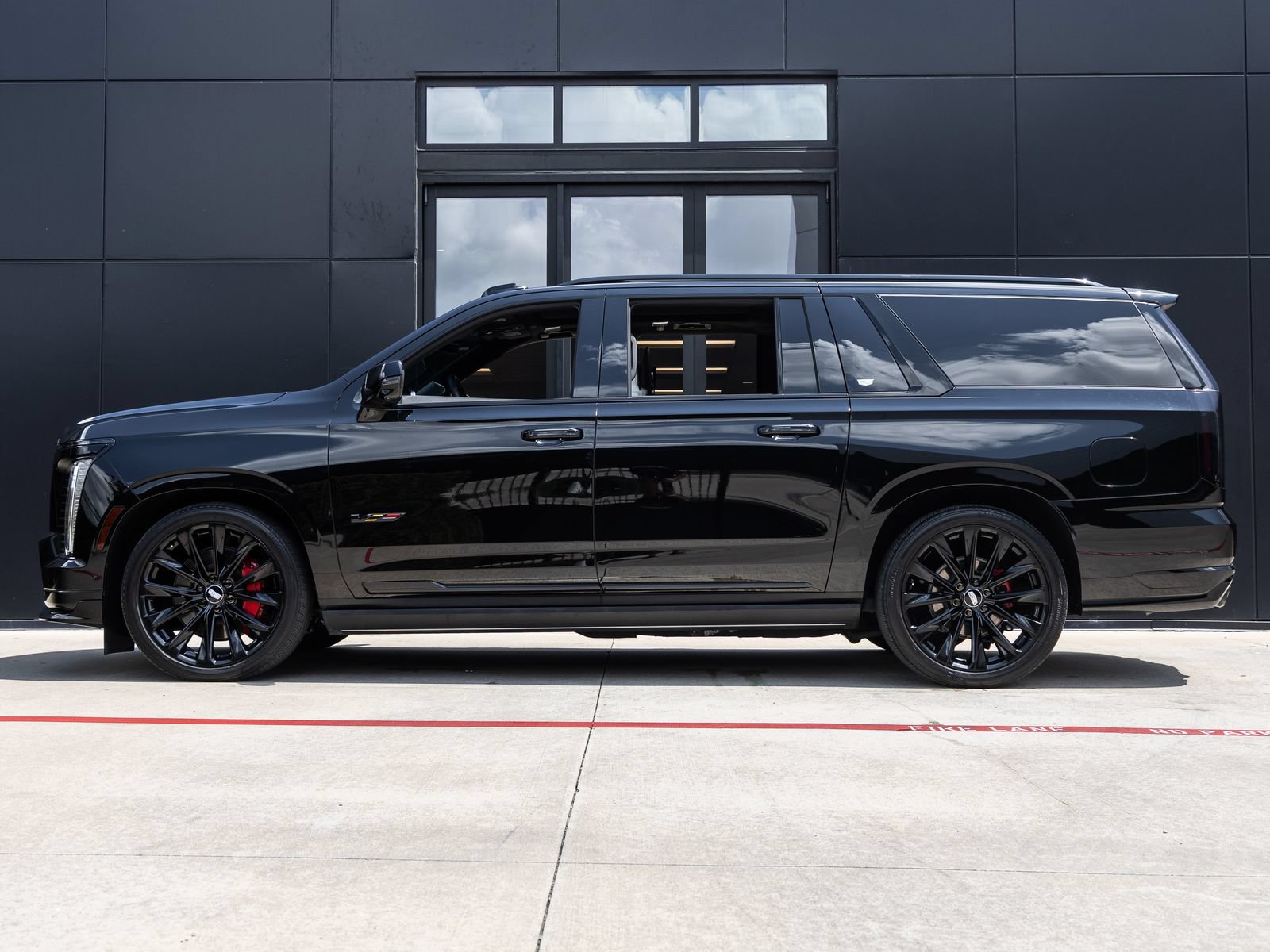 Used 2025 Cadillac Escalade ESV V AWD/4WD image 9