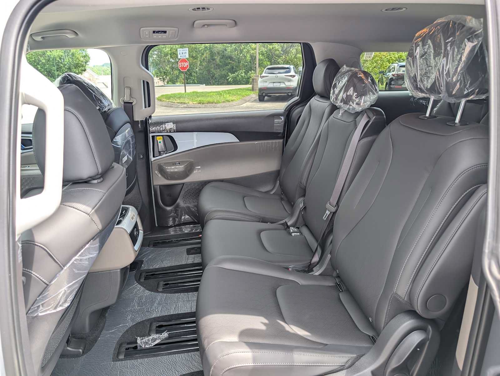 New 2027 Kia Carnival FWD image 18