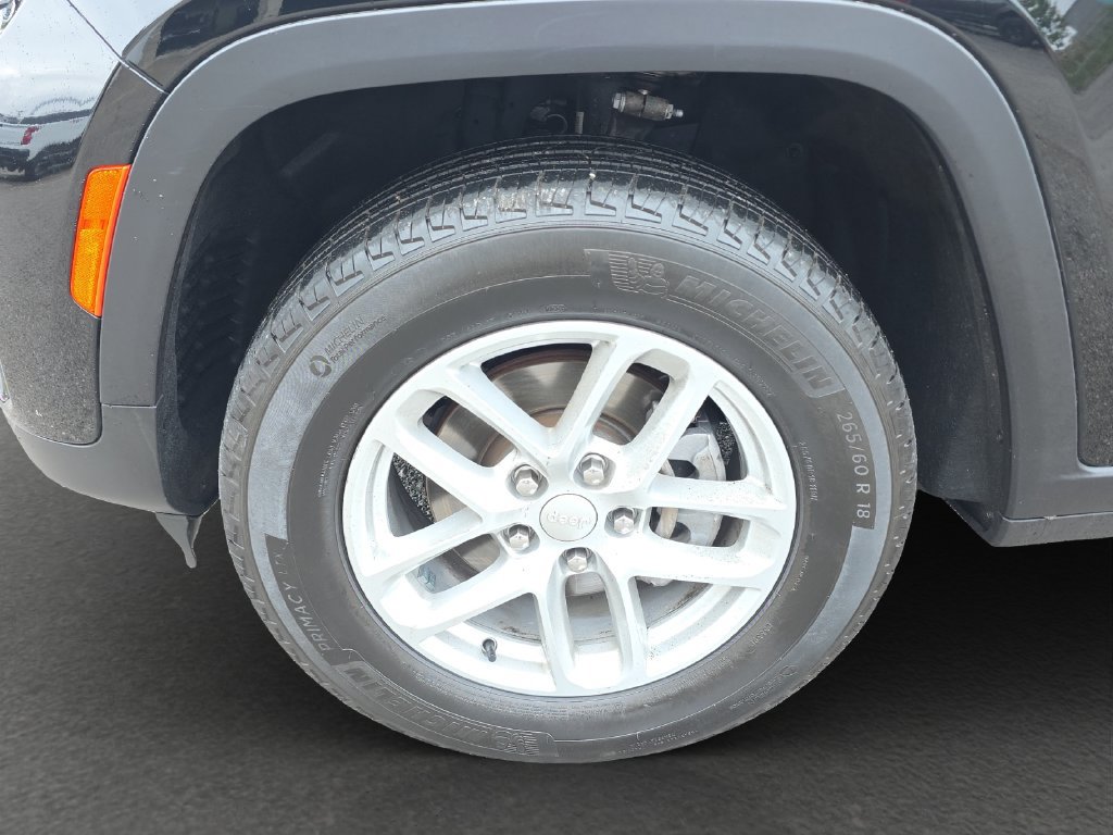 Used 2023 Jeep Grand Cherokee Laredo X AWD/4WD image 4