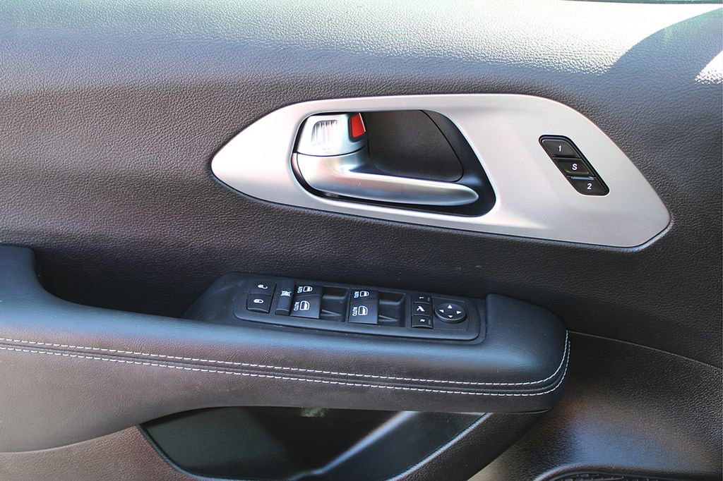 Used 2025 Chrysler Pacifica Limited image 10