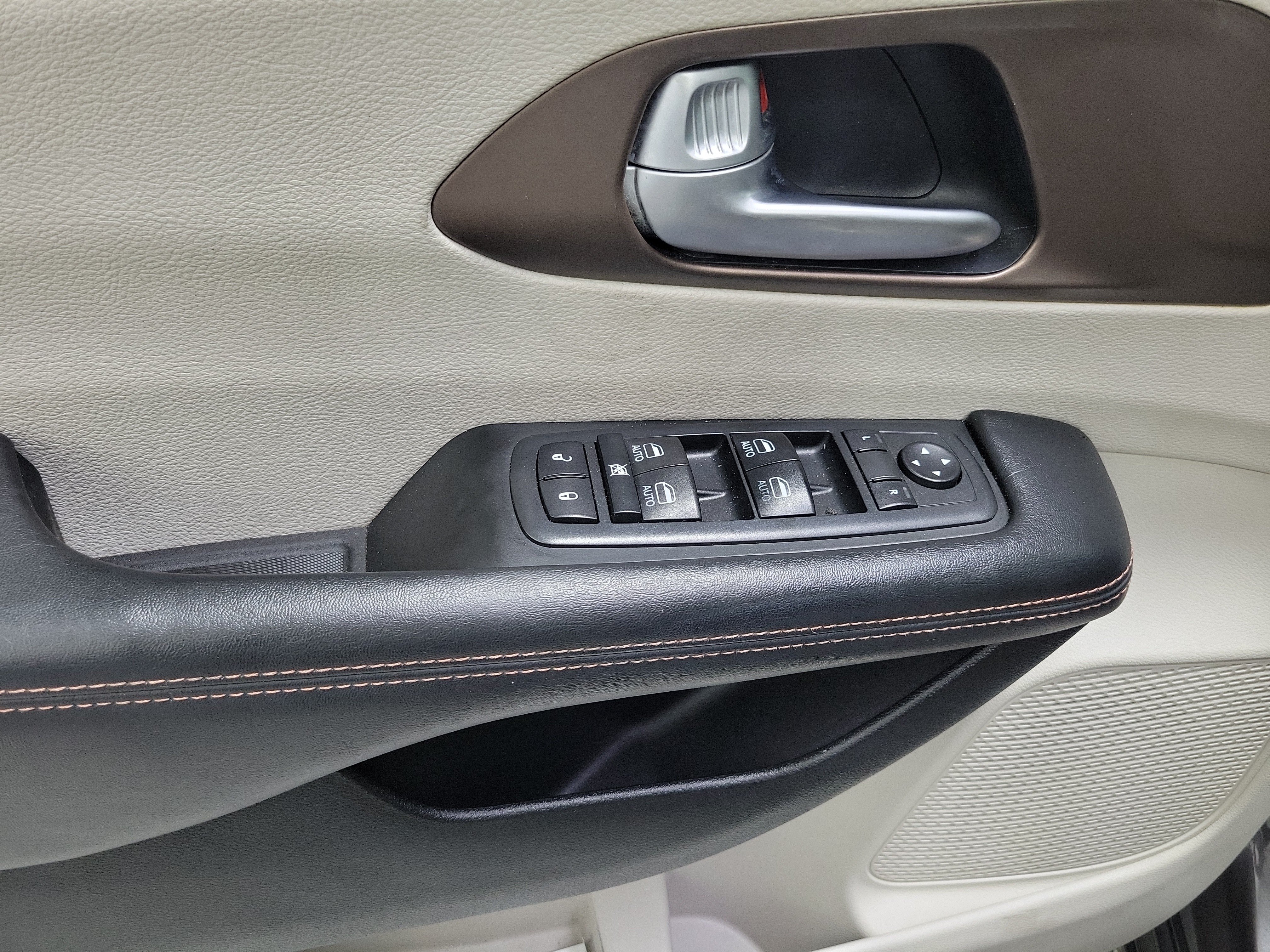 Used 2017 Chrysler Pacifica Touring-L Plus w/ Tire & Wheel Group FWD image 24
