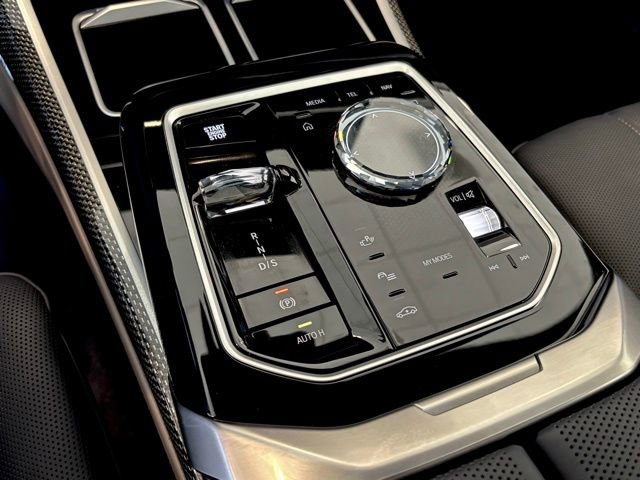 Used 2025 BMW 760i xDrive w/ Executive Package image 33