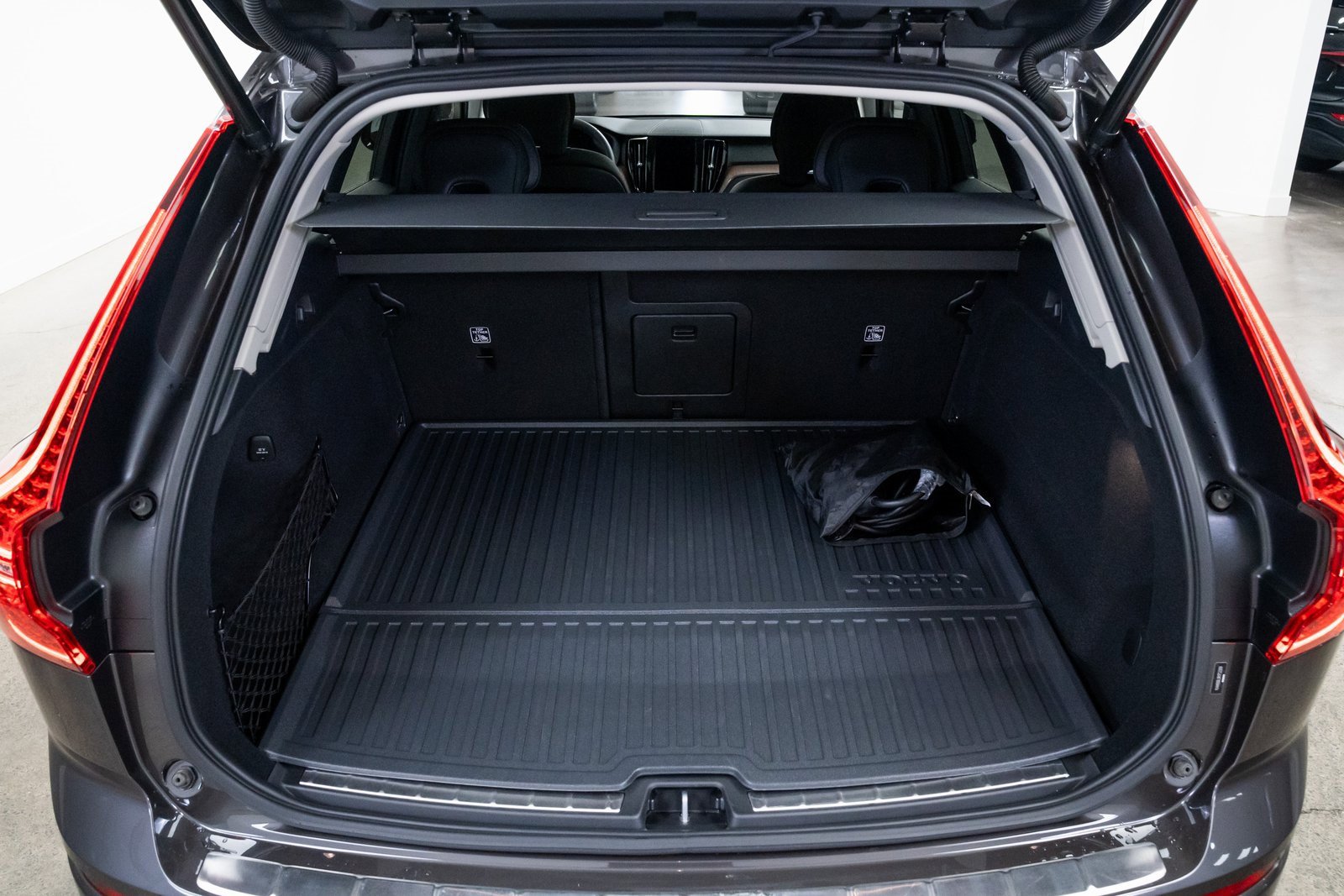 Used 2024 Volvo XC60 T8 Plus w/ Protection Package Premier image 8