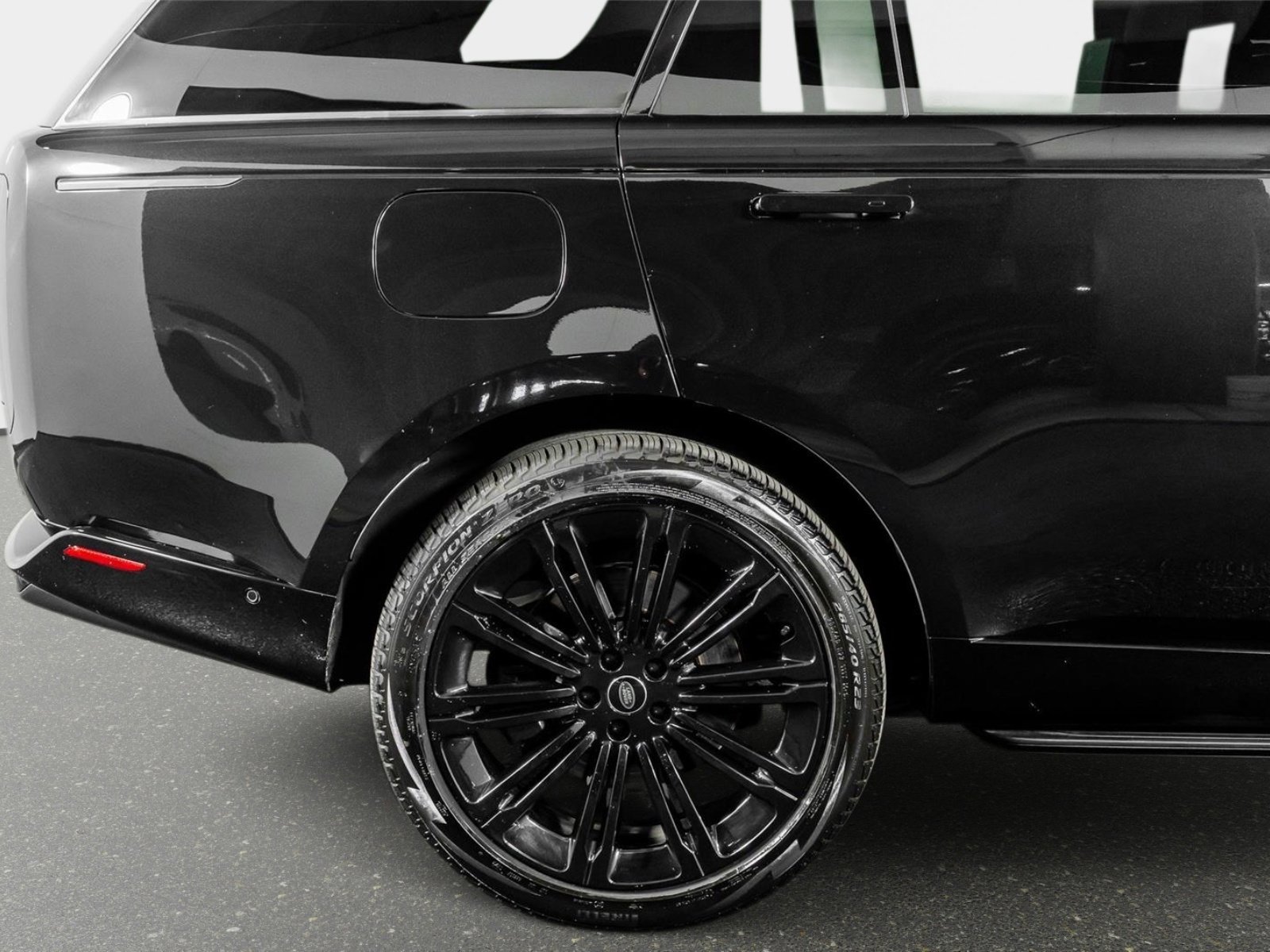 Used 2024 Land Rover Range Rover Long Wheelbase Autobiography image 7