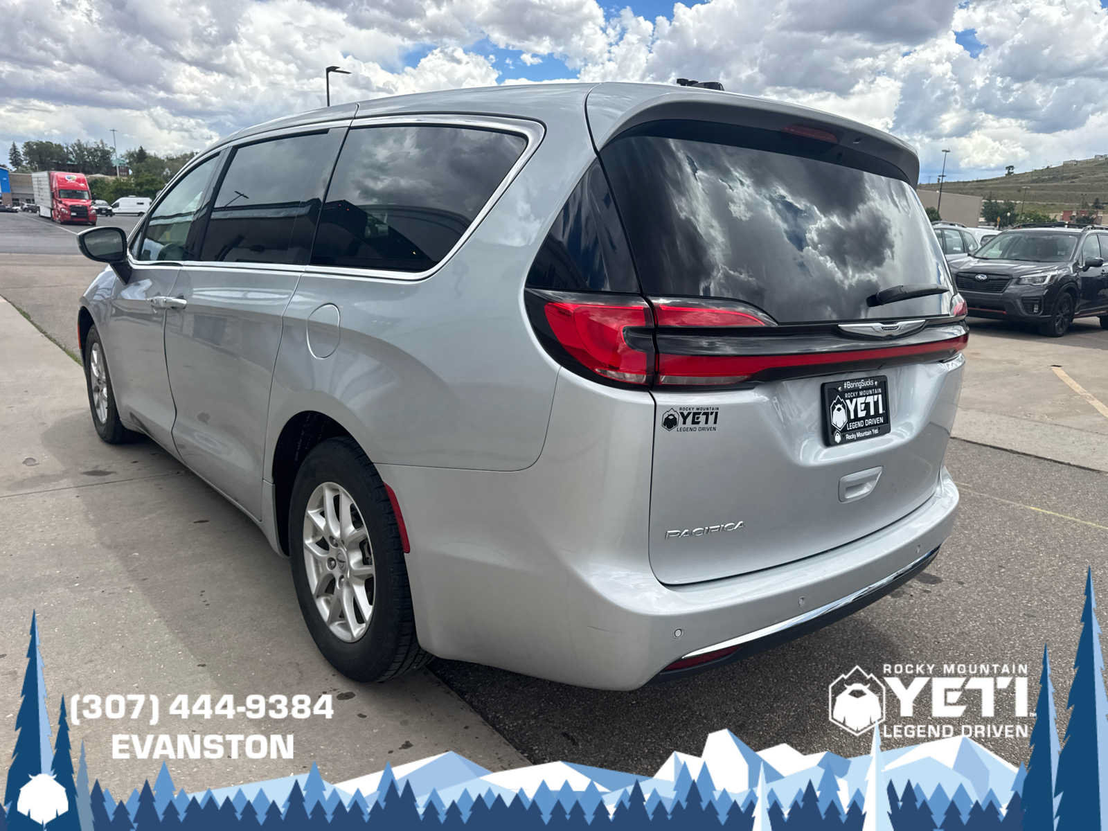 Used 2023 Chrysler Pacifica Touring-L FWD image 5