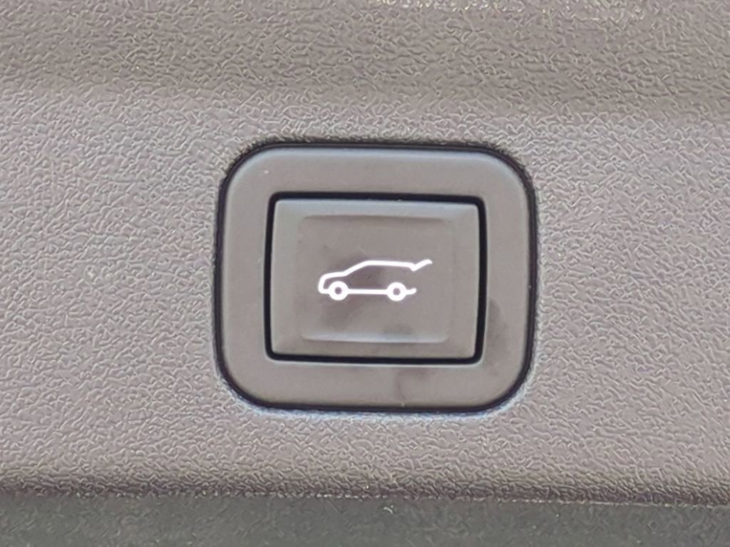 Certified 2025 Cadillac Escalade IQ Luxury 1 AWD/4WD image 32
