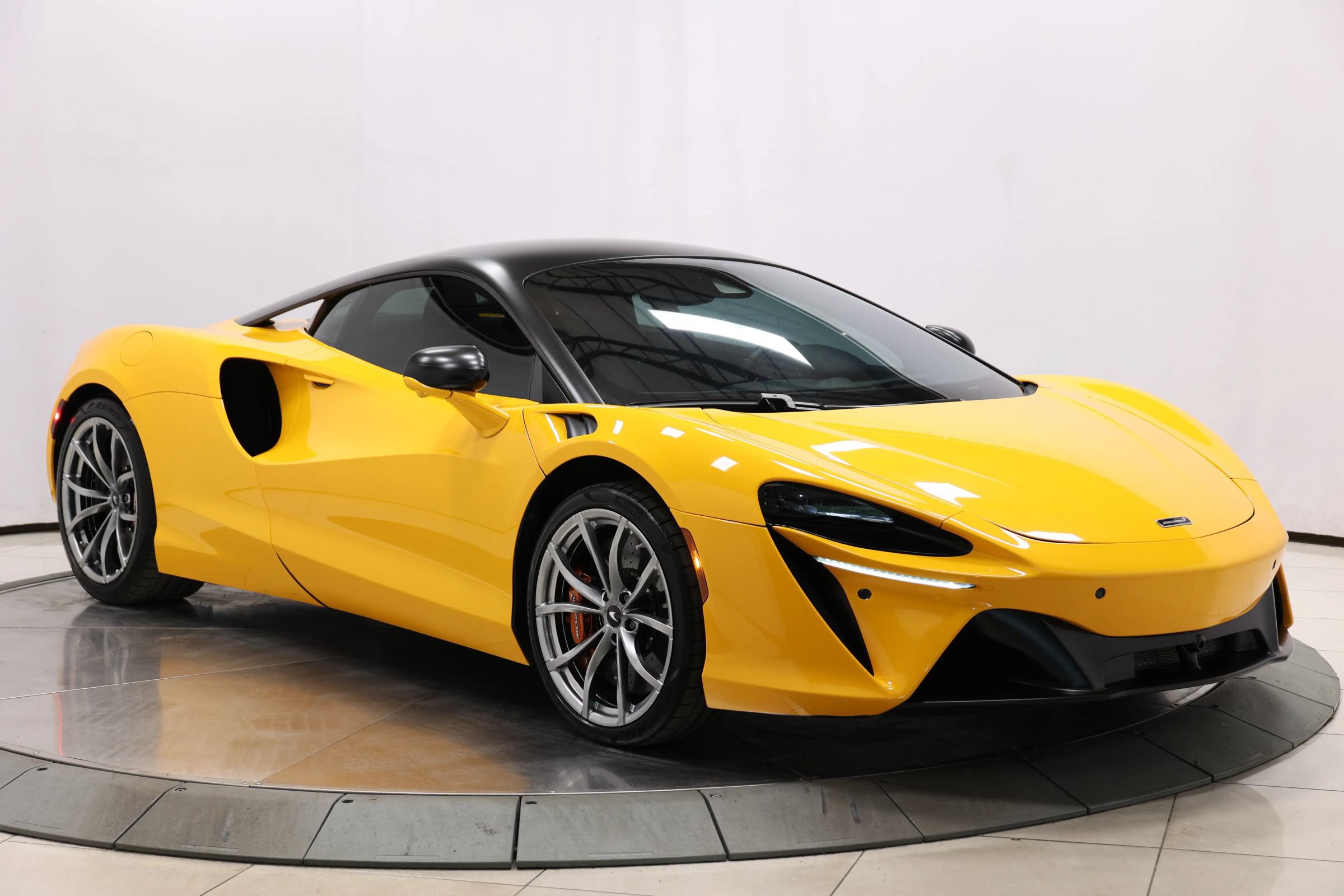 Used 2023 McLaren Artura RWD image 83