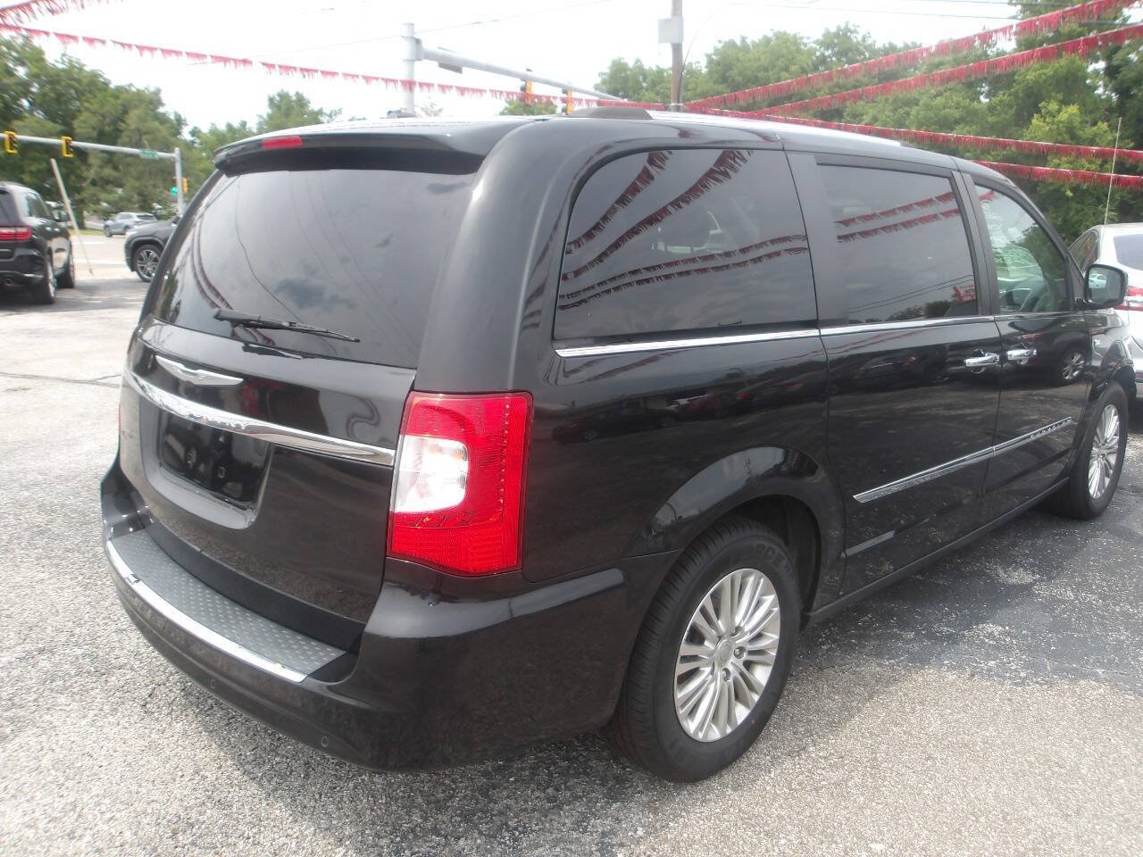 Used 2014 Chrysler Town & Country Touring-L FWD image 7