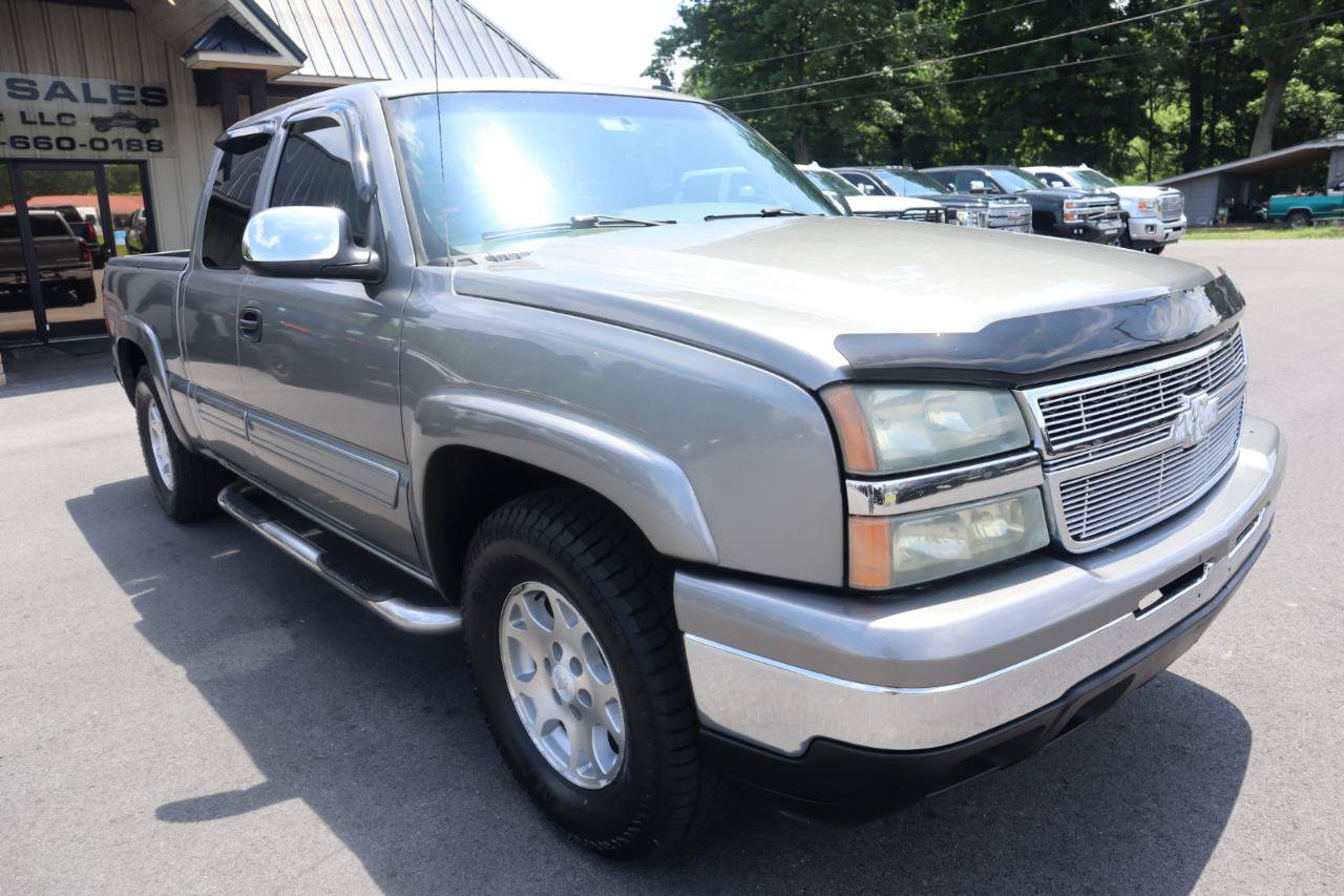 Used 2006 Chevrolet Silverado 1500 LT w/ Onstar Plus Package AWD/4WD image 3