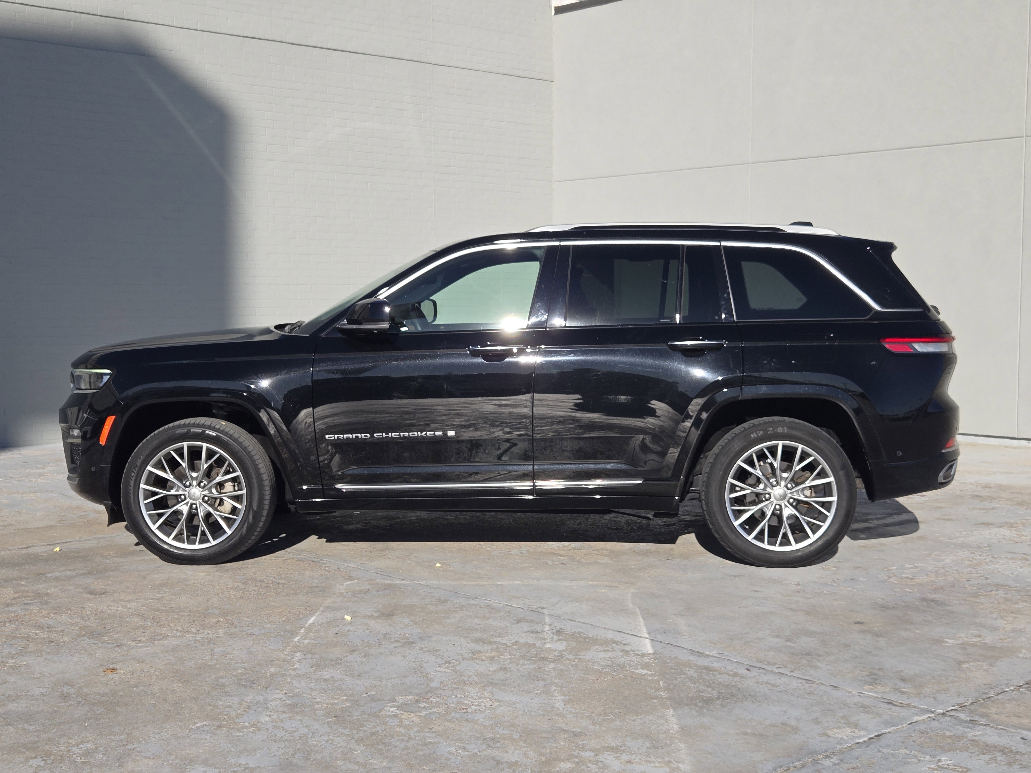 Used 2022 Jeep Grand Cherokee Summit image 5