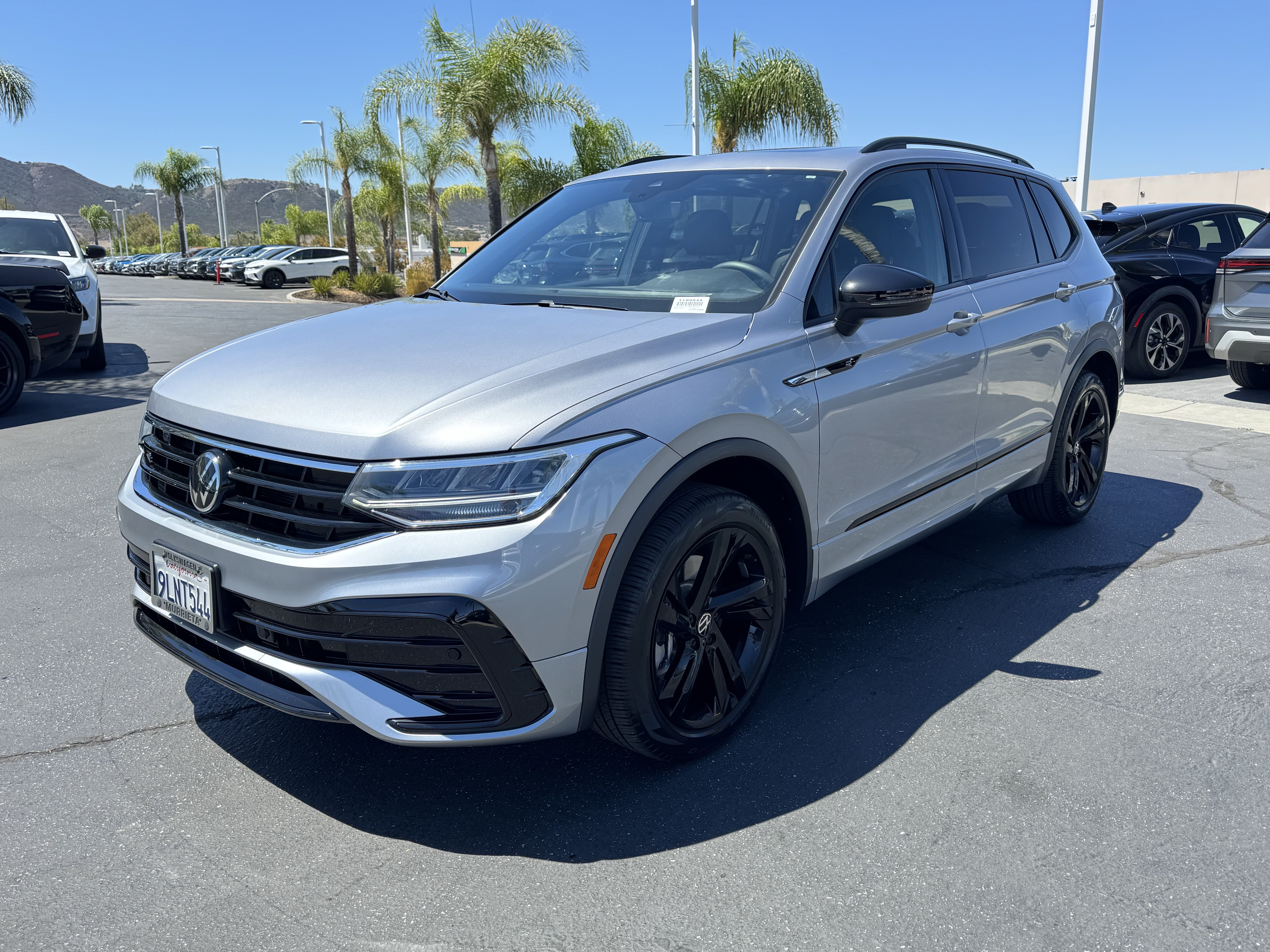 Used 2024 Volkswagen Tiguan SE R-Line FWD image 4