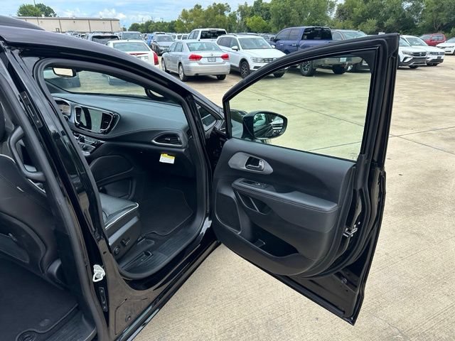 Used 2025 Chrysler Pacifica Limited FWD image 13