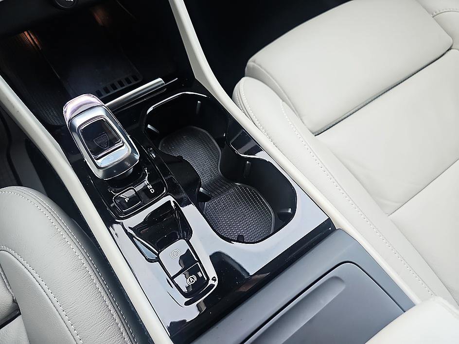 Used 2023 Volvo XC40 B5 Ultimate w/ Protection Package Premier image 24