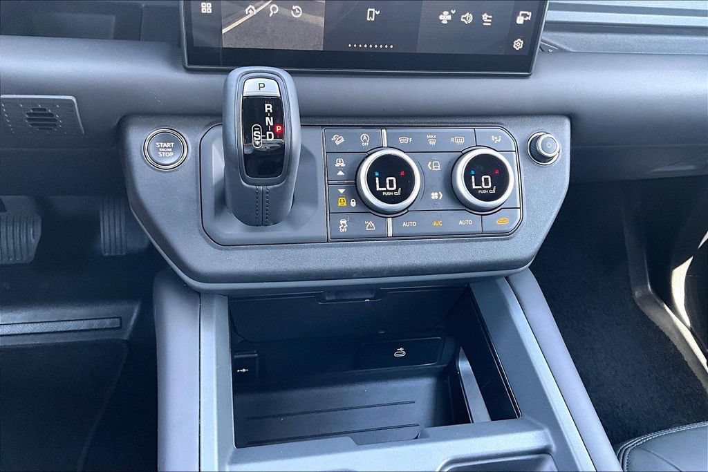 Certified 2025 Land Rover Defender 130 X-Dynamic SE AWD/4WD image 23