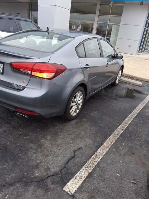 Used 2017 Kia Forte S image 2