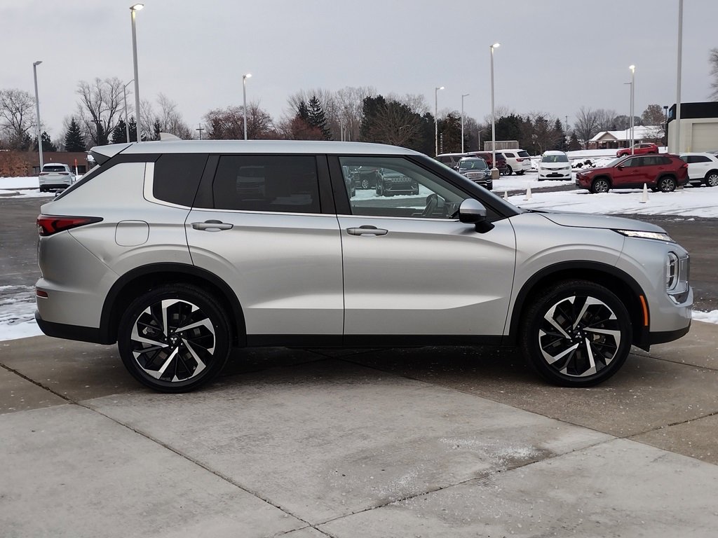 Used 2022 Mitsubishi Outlander ES image 13