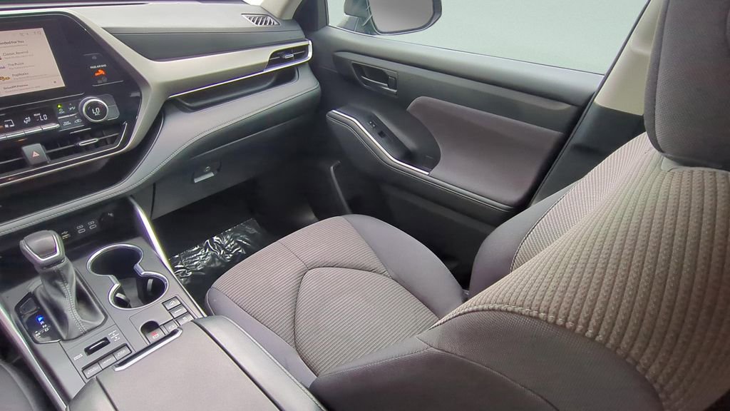 Used 2024 Toyota Highlander LE AWD/4WD image 13