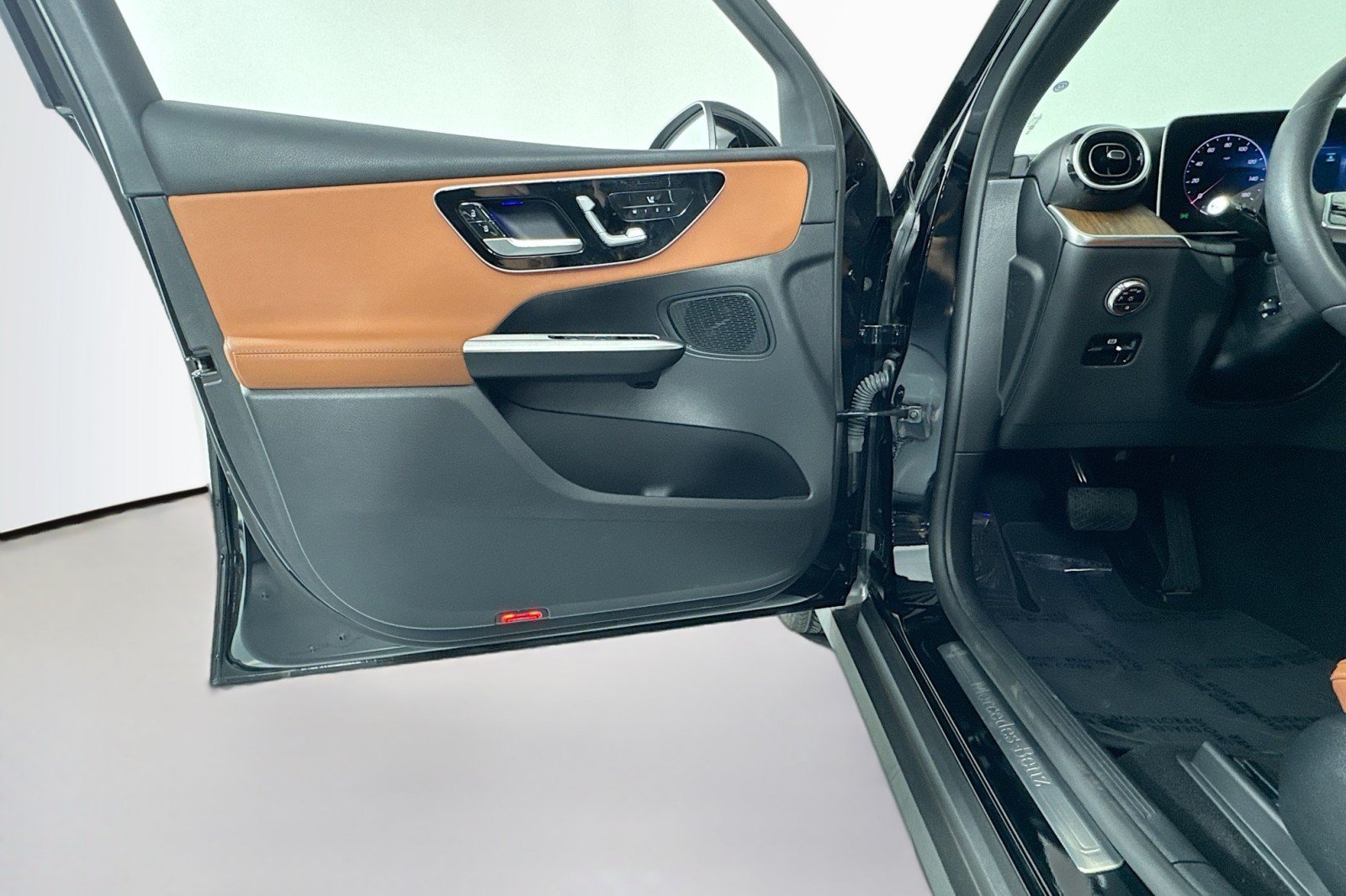 Certified 2025 Mercedes-Benz GLC 350e 4MATIC image 22